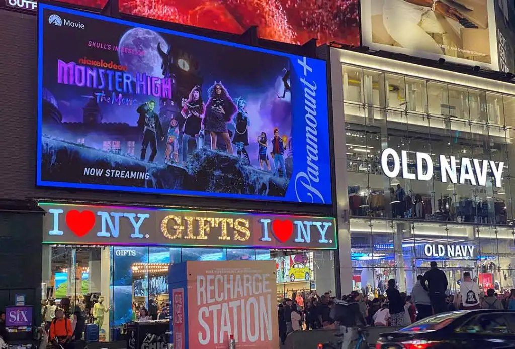 The board at 1500 Broadway with an ad running on it